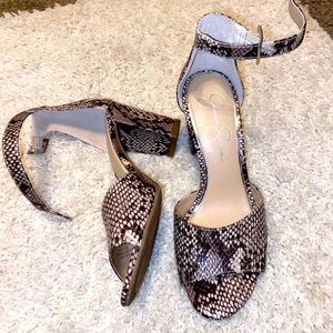 Jessica Simpson size 7 snakeskin 2 1/2 inch heels